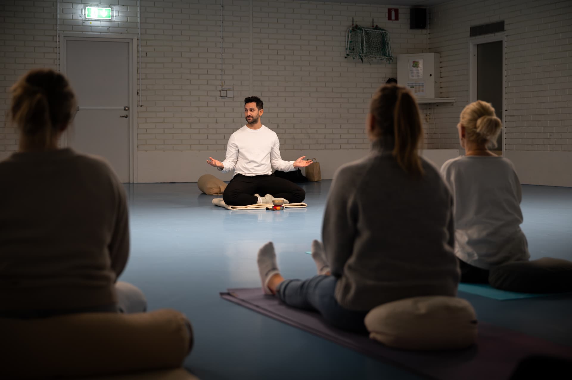 Jimmy Ek leder en meditation